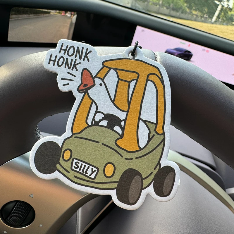 Divertente deodorante per auto Honk Honk Hilton (profumo dell'hotel). |     Ciondolo specchietto retrovisore e clip di sfiato a doppio scopo |     Compresse per aromaterapia in materiale naturale |     Fragranza duratura per 90 giorni |     Non alcoolico |     Non ha paura del sole |     Progettato specifico per deodorare auto, armadi e bagni. |     Modello di animazione dei cartoni animati |     Unisex |     Fragranza di lusso |     Cinque stelle