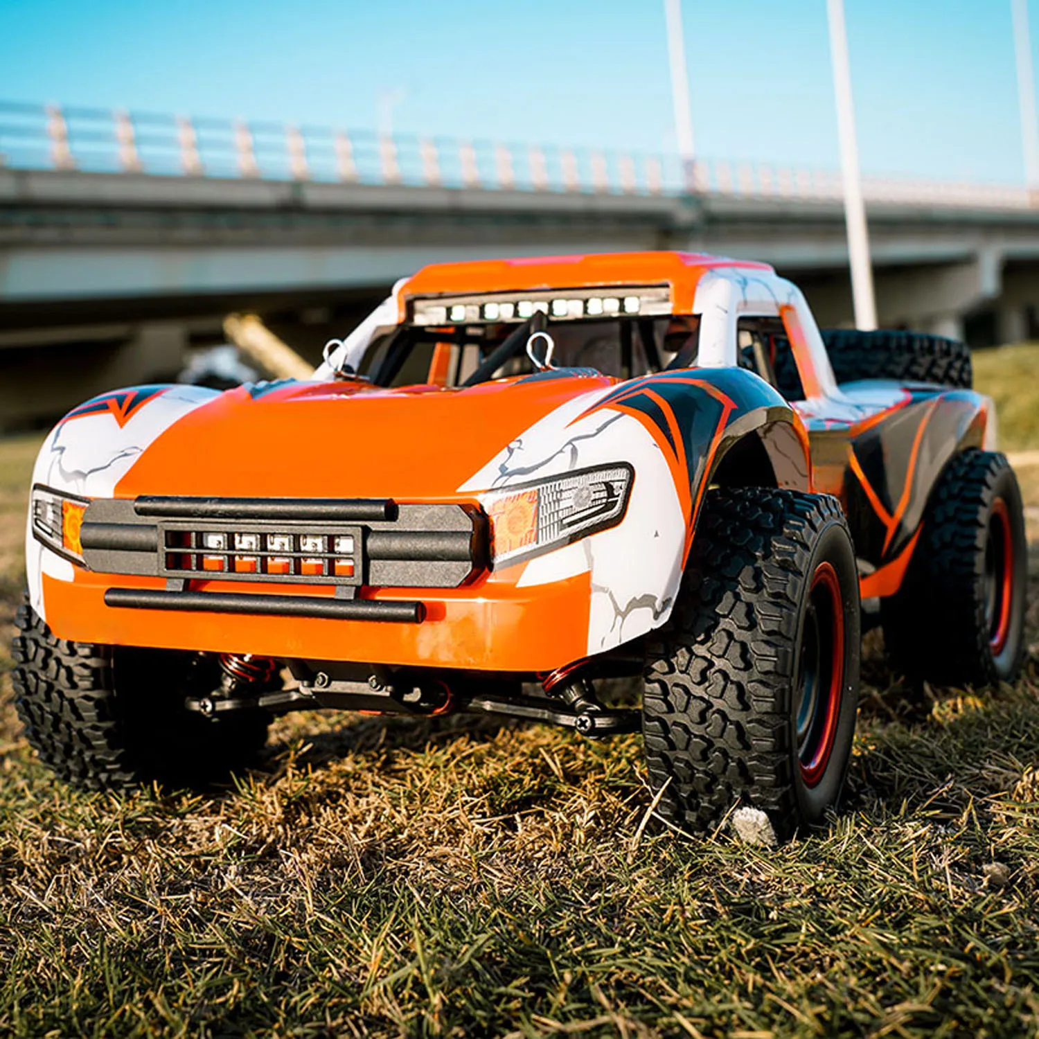 1/14 2,4G RC Hochgeschwindigkeits-Offroad-Fahrzeug 70KM/H Drahtlose Steuerung 4WD Auto Q130B Bürstenloser Motor Servo LED-Lichter RTR Modell – Detail 7