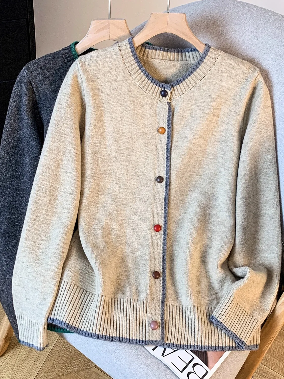 

Корейский дизайн, вязаный свитер, женский осенне-зимний свободный утягивающий теплый хлопок, 70% другое, 30% повседневное верхнее пальто на пуговицах