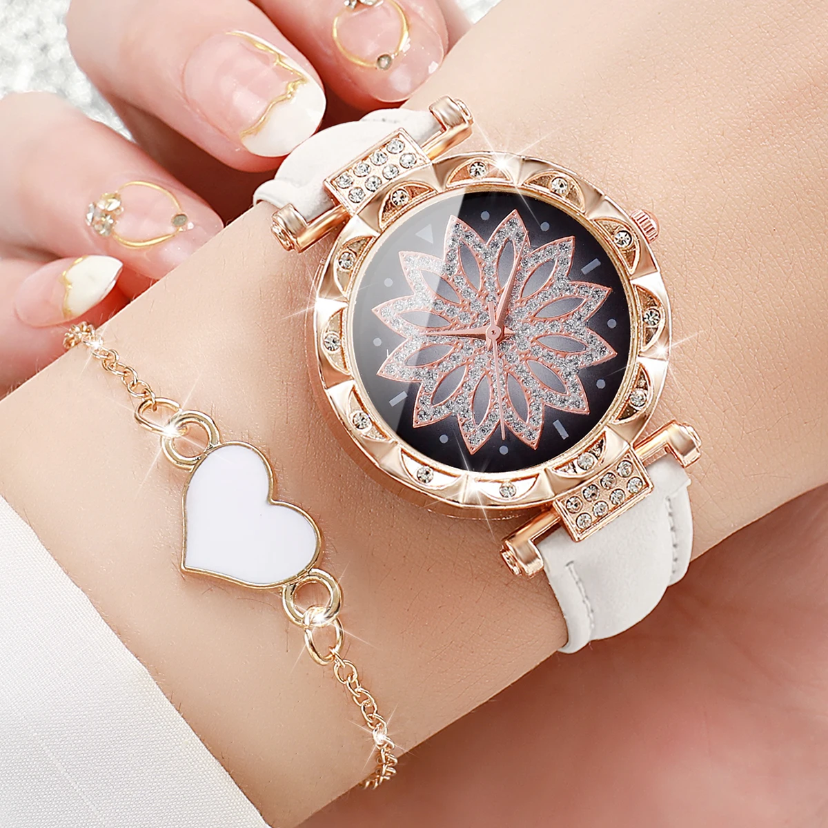 4 Stks/set Mode Vrouwen Lederen Band Bloem Quartz Horloge Met Hartvormige Armband Wit Zwart Set