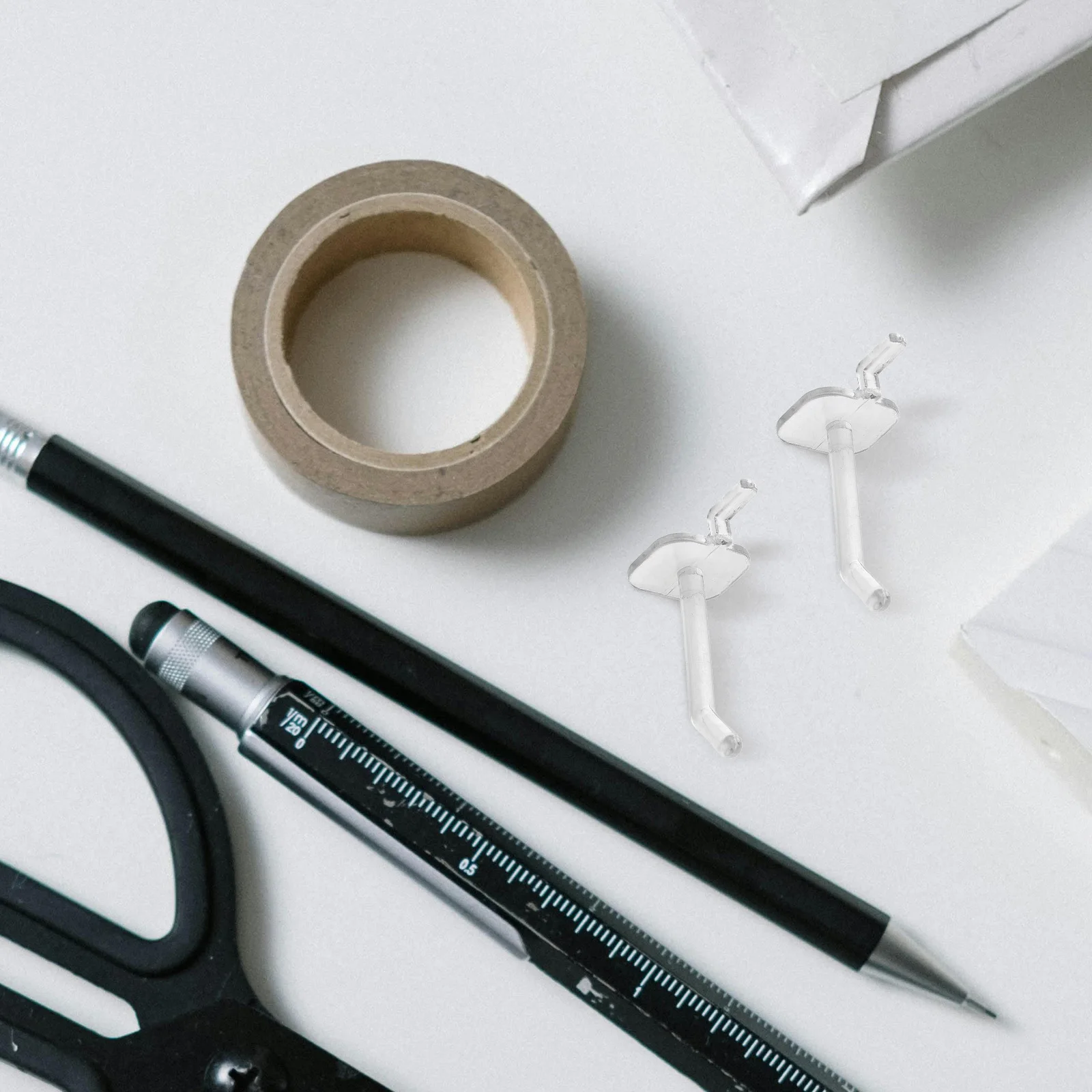 50 قطعة من خطافات Pegboard البلاستيكية الشفافة، متينة وسهلة الاستخدام، مثالية لتنظيم الأدوات، خطافات لوحة الوتد