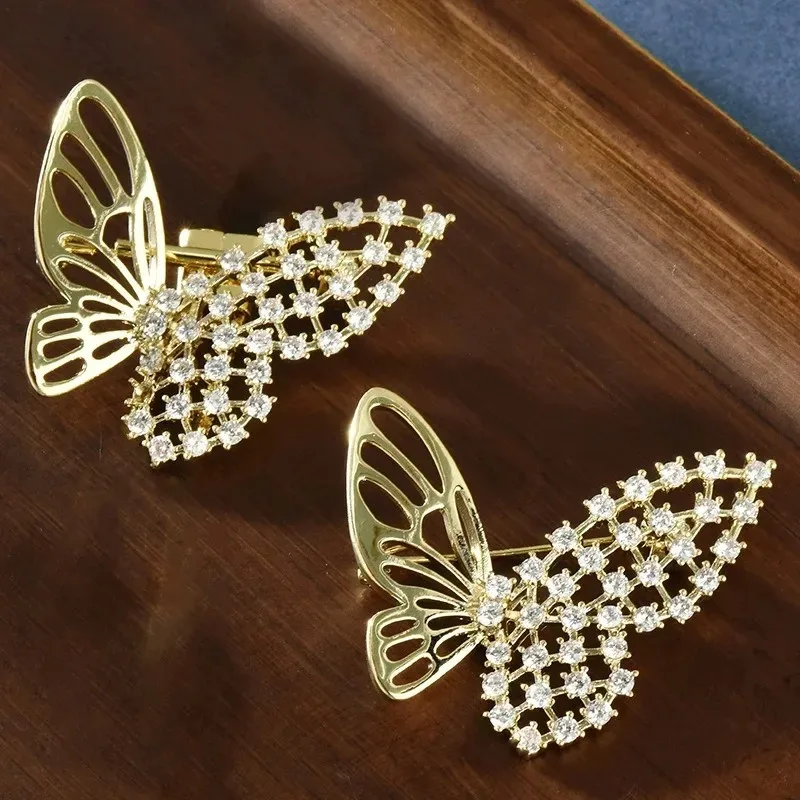 هذا بروش الفراشة الكريستالي المصنوع من تصميم Sky Garden هو بروش نسائي راقي مع إحساس بالتصميم
