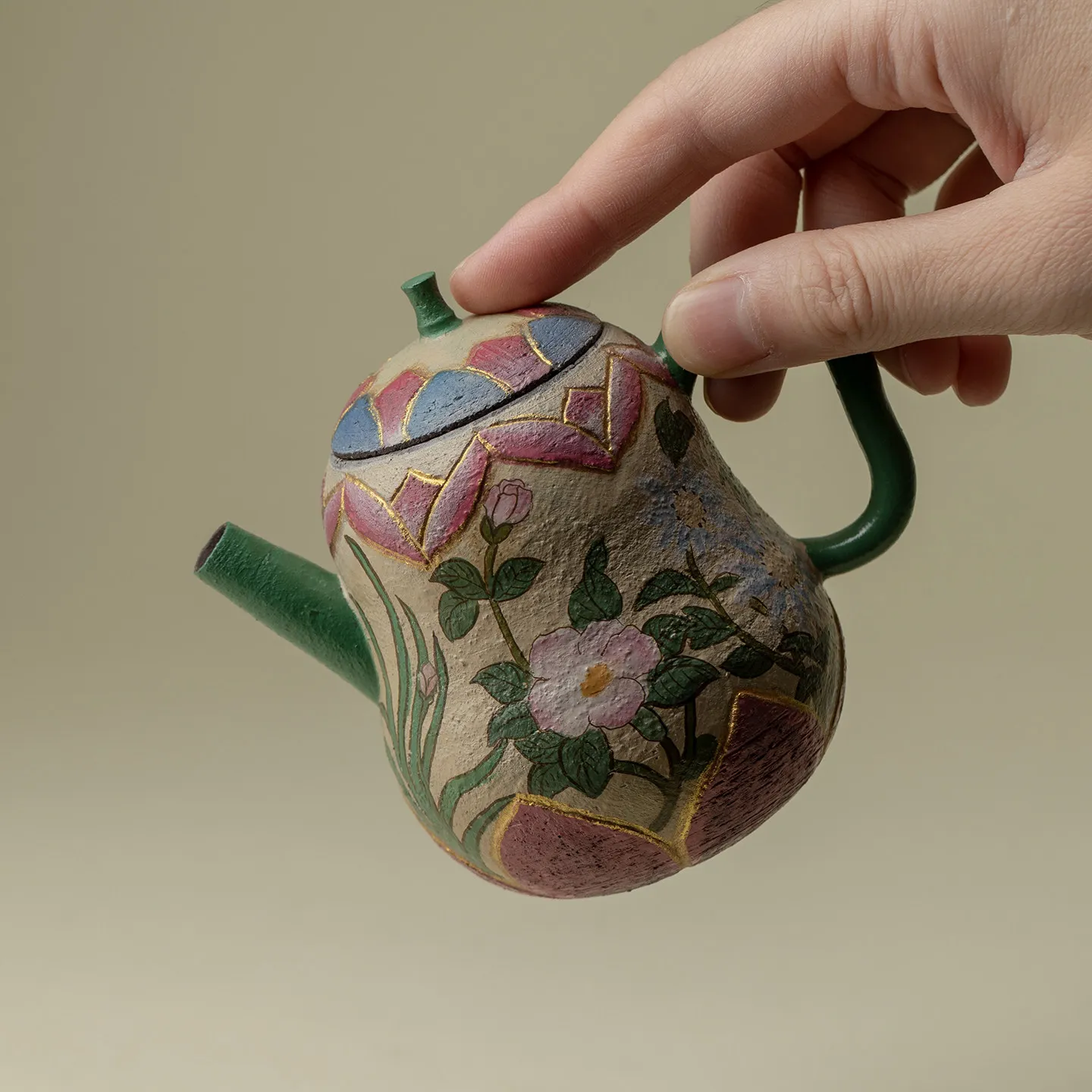 Hand-painted lotus petal teapot with water storage and dry bubble pot bearing Jingdezhen