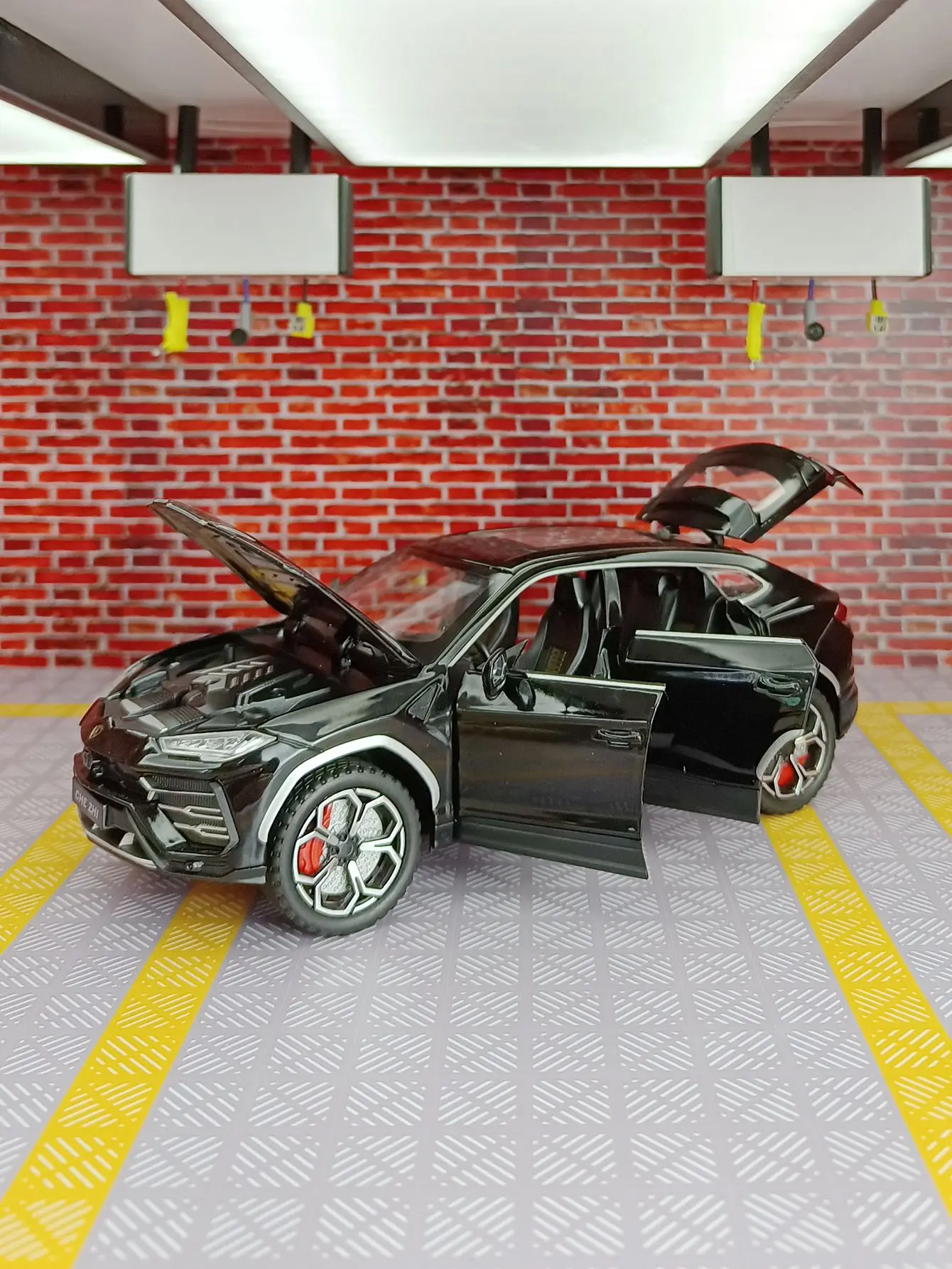 Simulação 1:24 modelo de carro em liga Lamborghini URUS, portas e capô do motor, porta-malas pode ser aberto com ornamentos de som e luz