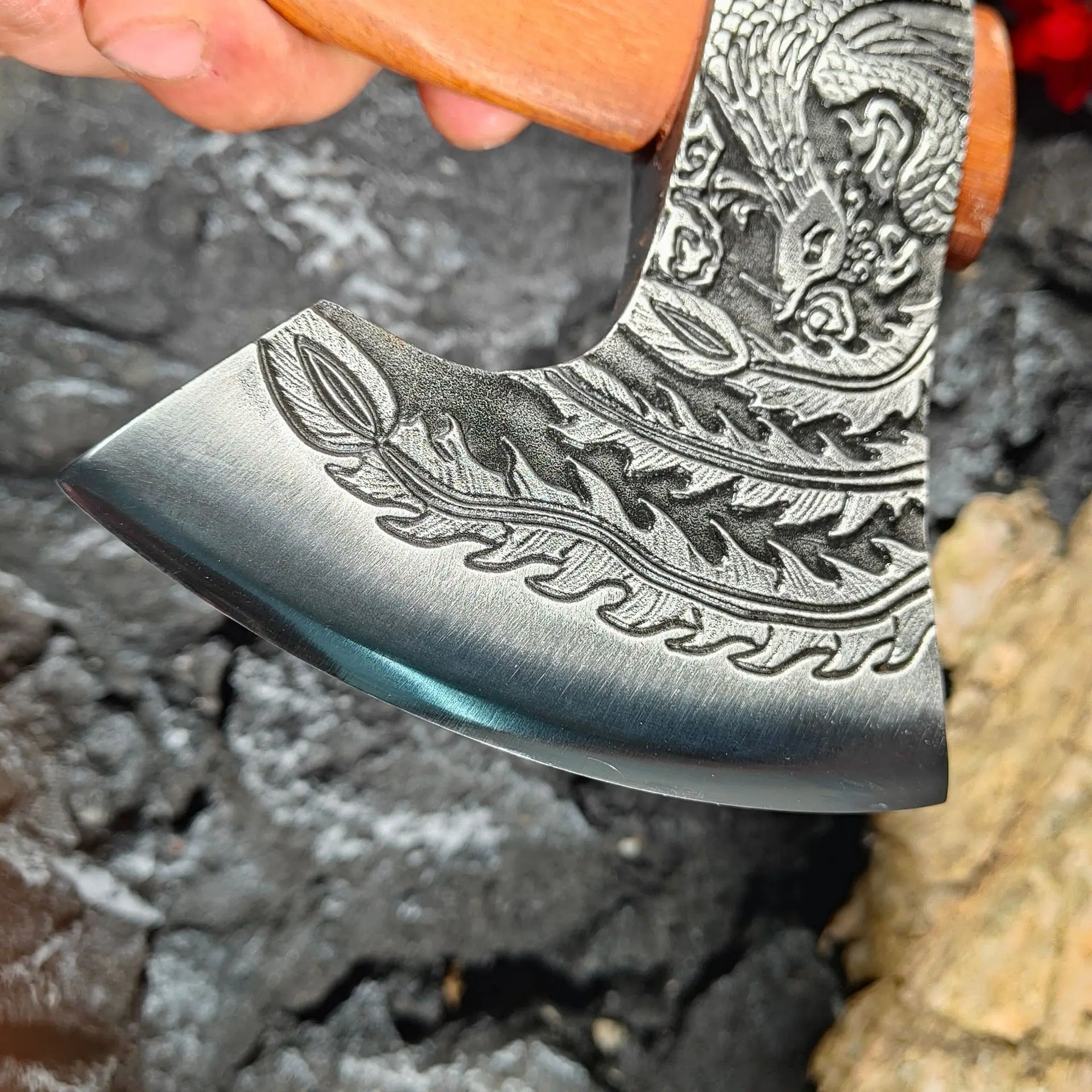 The dragon and phoenix axe head is made of pear wood, which is incredibly smooth and has a first-class ergonomic feel