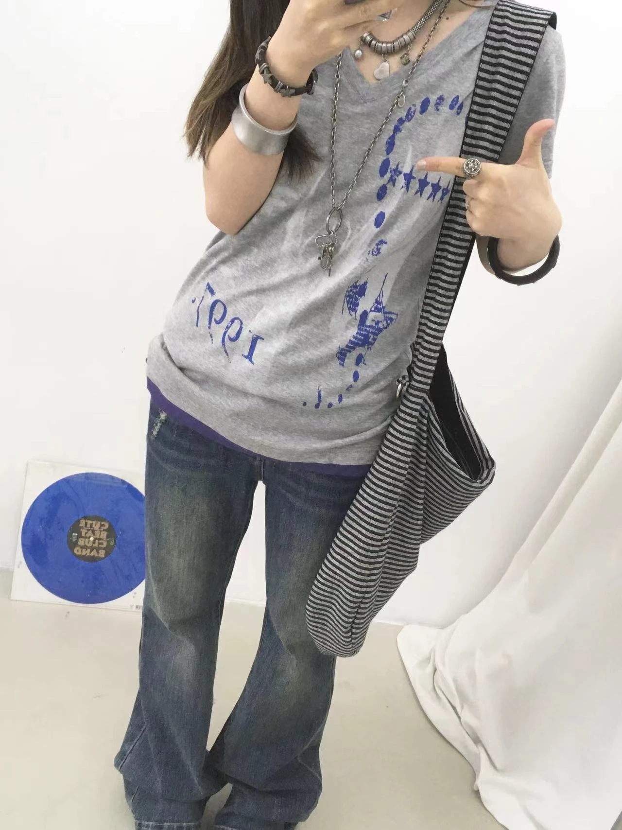 Karrram Japanisches Y2k Fake Zweiteiler-T-Shirt, Trashy 2000er-Jahre-Oberteil mit Buchstaben-Print und V-Ausschnitt, Vintage Harajuku Streetwear, American Retro 90er-Jahre – Detail 9