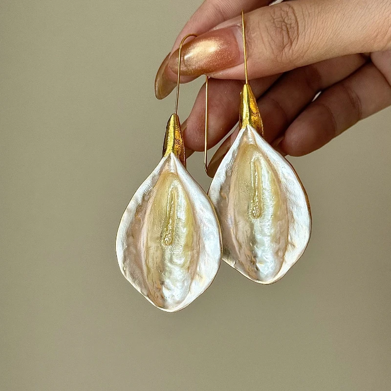 Vintage Vacation Style Horseshoe Lotus Flowers Ear Hook Earrings for Women Luxury Geometric Unique Design Earrings Jewelry Gift