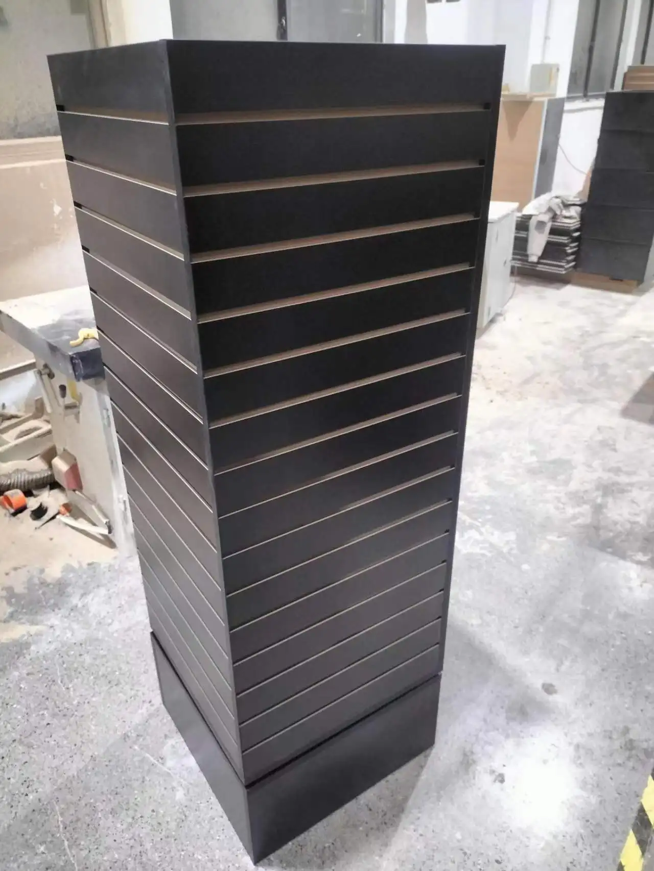 Custom.HIKUYA MDF Slatwall Display Stand Rotatable Slatwall Display - Warna Hitam