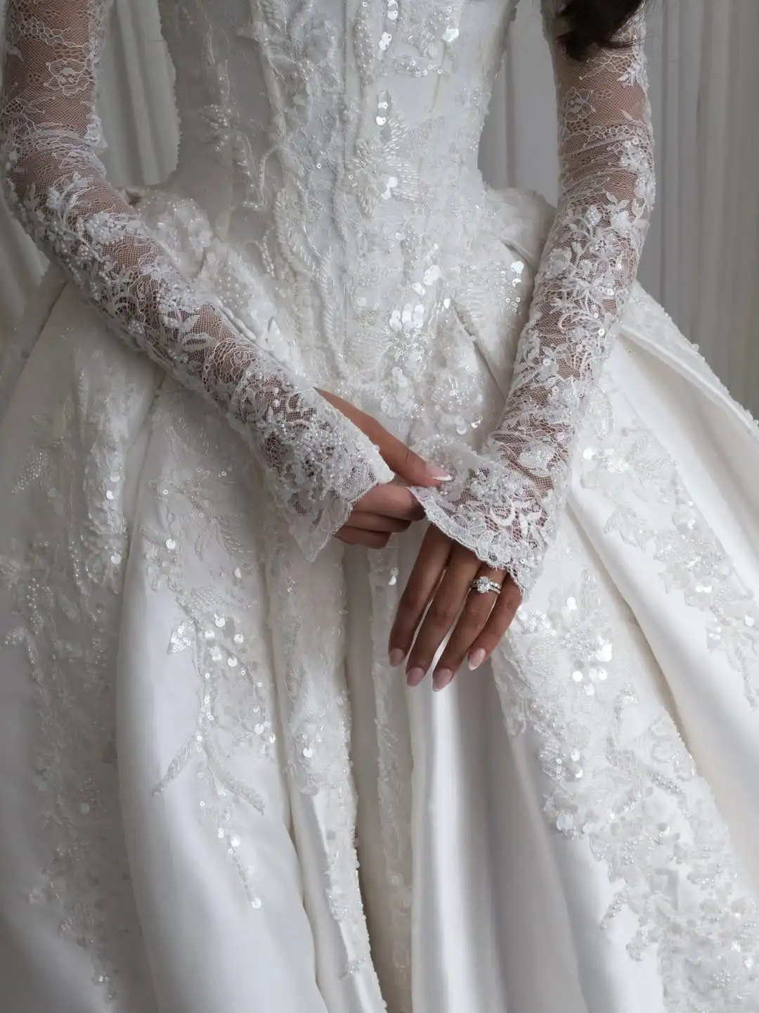 High Customized Elegant and exquisite lace appliqued wedding dress for women. Long-sleeved backless bride's dress. wedding dress