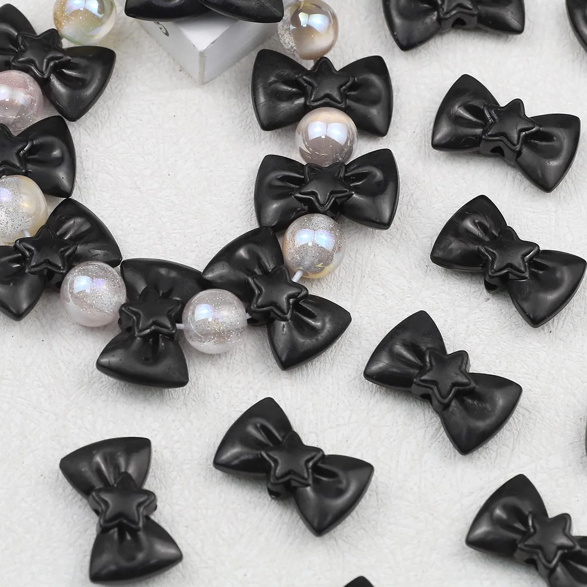 قوس نجمة أكريليك بلون سادة 28 مم باللون الأسود لصنع المجوهرات المصنوعة يدويًا، مناسب لأعمال الخرز وإكسسوارات الخرز السائبة