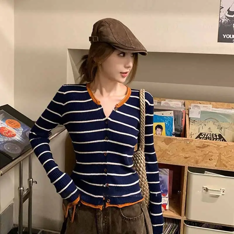 เสื้อสเวตเตอร์ถักลายทางตัดกันทันสมัยสำหรับผู้หญิง ต้นฤดูใบไม้ร่วง ทรงเข้ารูป สไตล์เรียบหรู เสื้อครอป