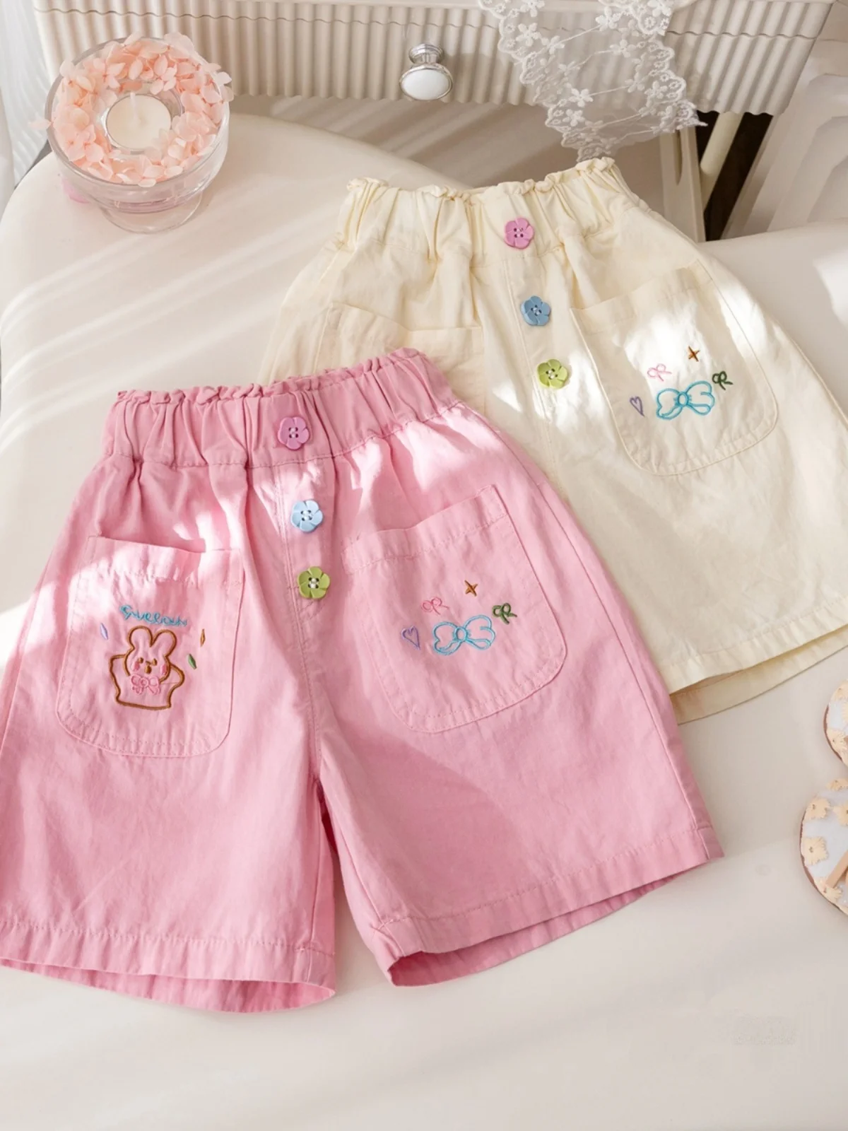 

Милые повседневные брюки с рюшами и вышивкой в Корейском стиле, модные, популярные, для маленьких девочек, летнее новое поступление, милый дизайн