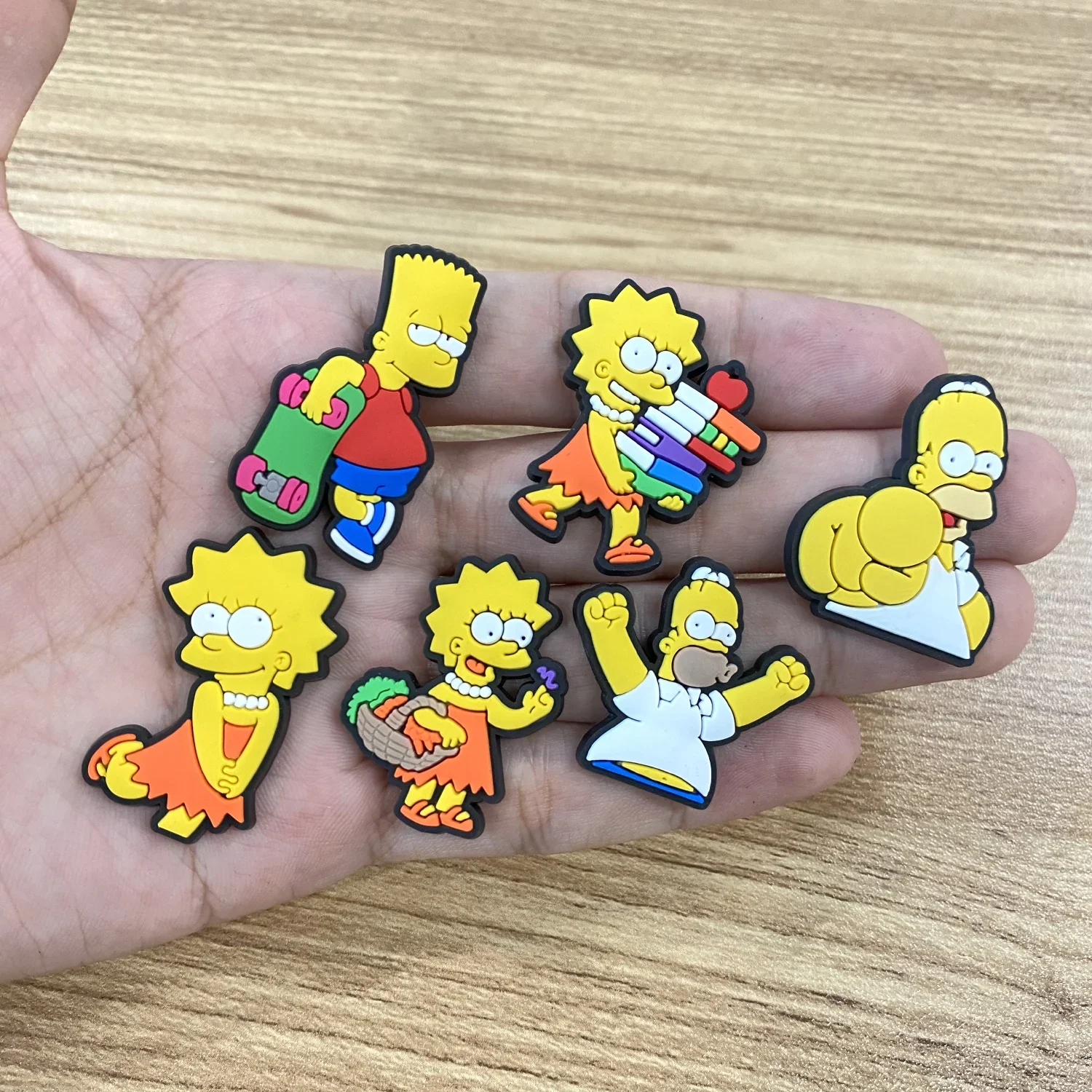 18 Stück Anime Die Simpsons Schuh-Charms PVC Schuh-Dekorationen DIY Lustige Schuhschnallen-Accessoires für Fans Weihnachtsparty-Geschenke – Detail 4