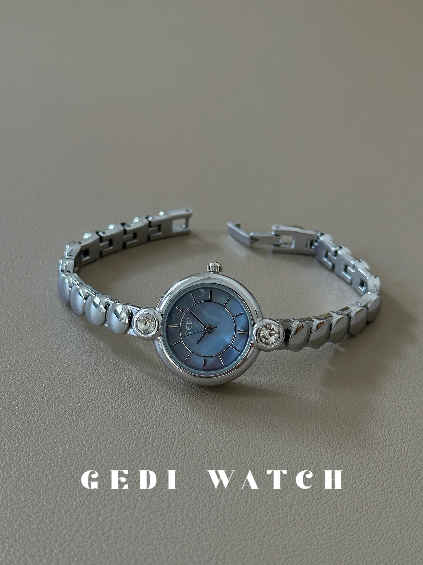 

Small and exquisite women's watch, 2025 new style, light luxury mother-of-pearl blue, high-end women's fashion bracelet watch.