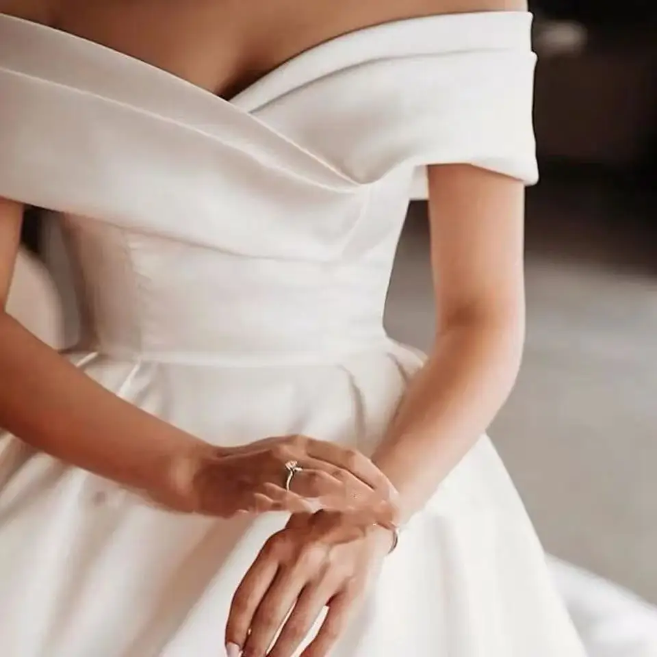 Robe de Mariée en Satin à Col Bateau Personnalisée, Simple, avec Fermeture Éclair au Dos