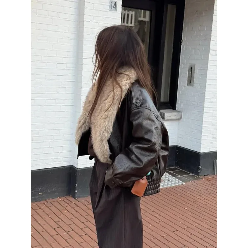 เสื้อแจ็คเก็ตหนังผู้หญิง ปกขนเฟอร์เทียมสีน้ำตาล ดีไซน์โอเวอร์ไซส์ แขนยาว แฟชั่นหรูหรา สไตล์บอมเบอร์  ใส่ได้หลากหลายโอกาส