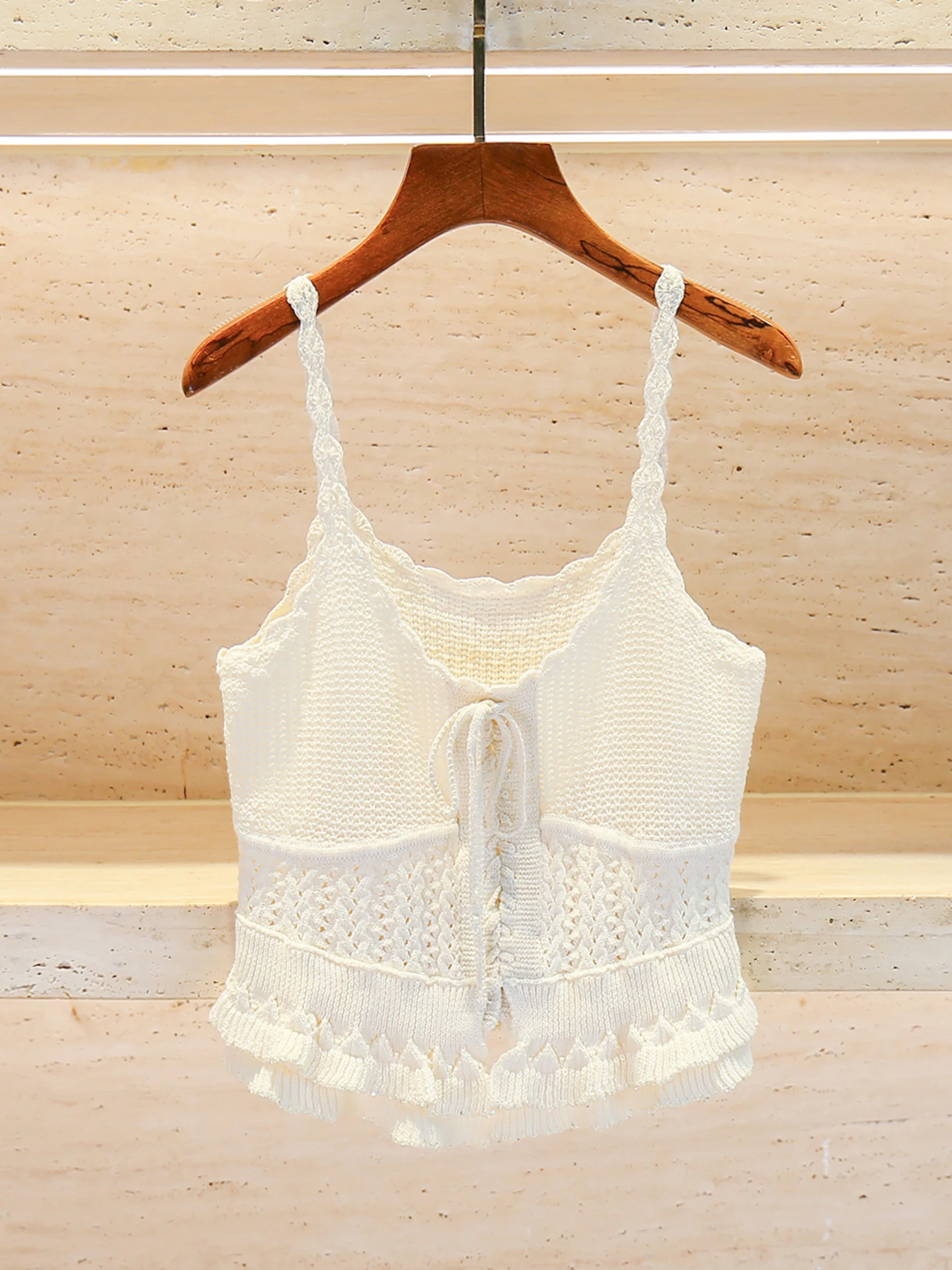 Elegancki damski komplet: dziergany top na ramiączkach z wzorem szydełkowym i spódnica, letni styl, włókno poliestrowe, dwuczęściowy zestaw dla kobiet w wieku 25-35 lat.