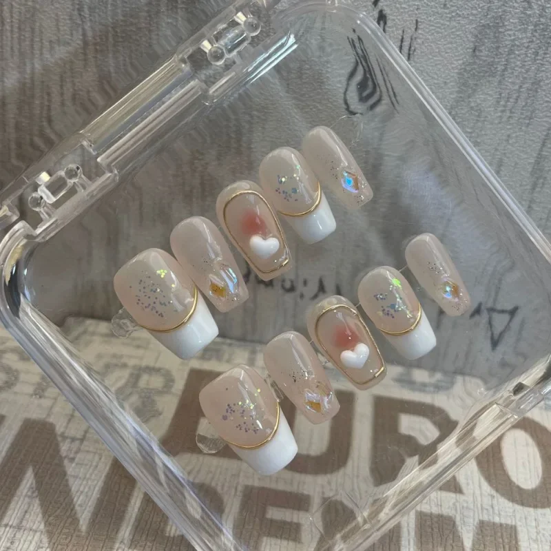 10 szt. Eleganckie krótkie trumny wciskane ręcznie robione paznokcie Białe francuskie końcówki z luksusowymi akcentami w złotej linii i detalem w kształcie serca 3D Nail Art