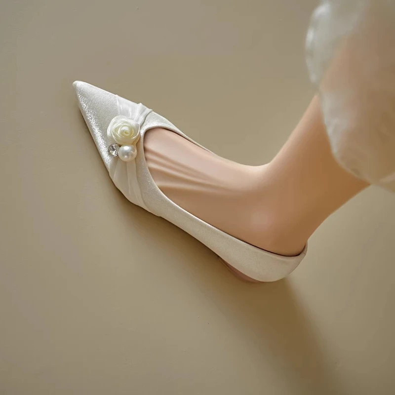

Шелковые одинарные туфли 2024, осенние новые туфли с острым носком, неглубокие слипоны, со стразами и цветами, мягкая подошва, противоскользящие, износостойкие низкие туфли