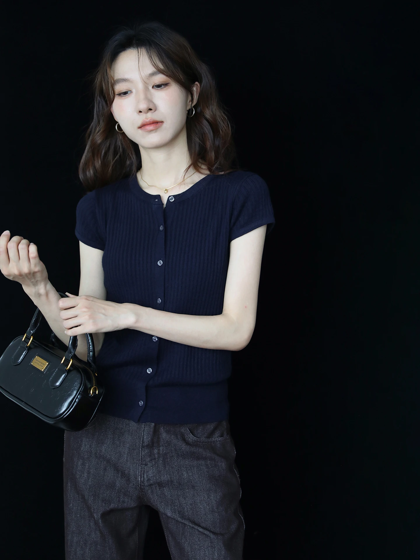 

Женская футболка Slim Fit с круглым вырезом и коротким рукавом, в повседневном стиле, с пуговицами, летняя, для ежедневной носки, удобная, дышащая, из поликоттона.