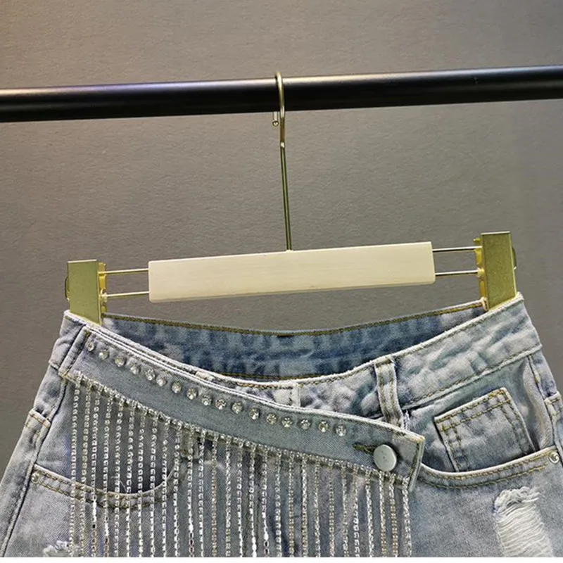 شورت دينم للنساء ملابس الشارع صيف 2026 جديد فضفاض للتخسيس نظرة مثقوبة حجر الراين هامش ألف خط واسعة الساق السراويل الساخنة