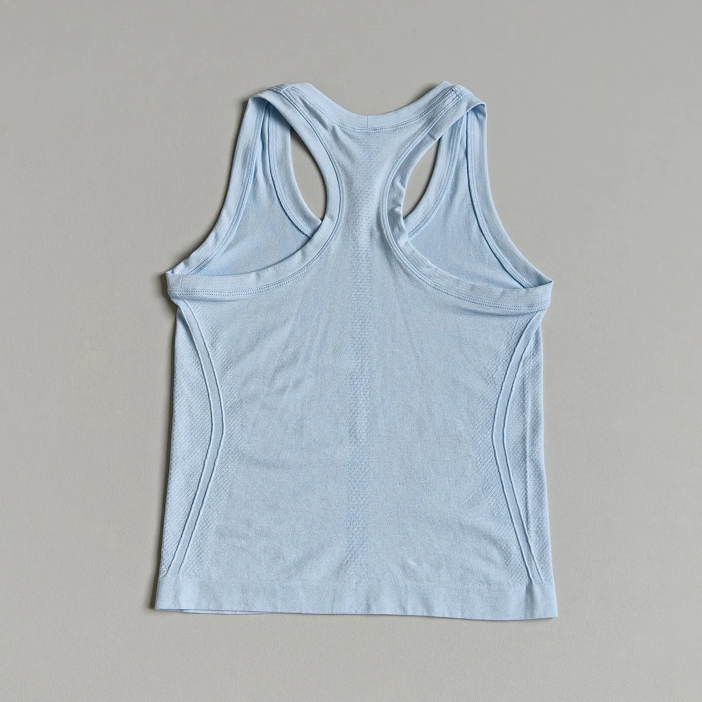 Yoga-Top für Damen, enganliegend, I-förmiger Rücken, ärmelloses Fitness-T-Shirt, schnell trocknendes Sport-Oberteil für Lauftraining. – Detail 6