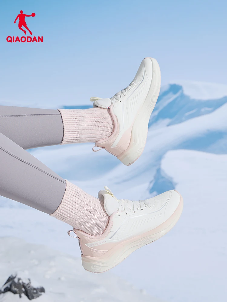 

QIAODAN легкая спортивная обувь на флисовой подкладке, теплые женские водонепроницаемые кроссовки для бега, осень 2021, кожаные кроссовки QXB022244007B