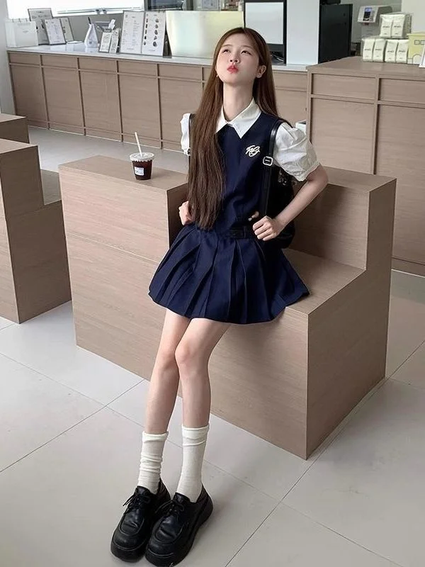 

Корейский стиль: Комплект униформы JK для колледжа, женский, летний 2025, дизайнерская рубашка и плиссированная юбка, модный комплект из двух предметов