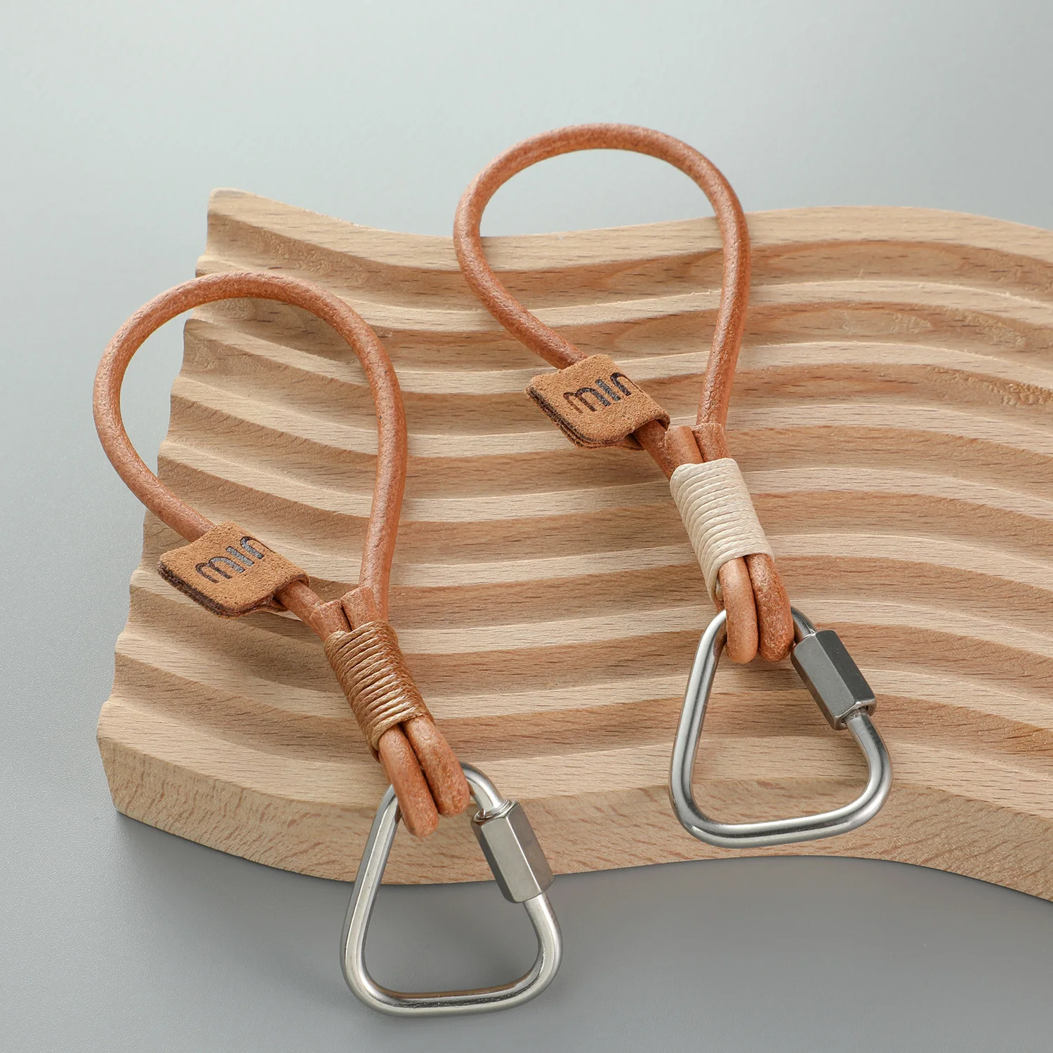 Hand-woven cowhide rope, tied wax wire, short mobile phone rope U disk, anti-lost pendant, keychain ring, bag, water cup.