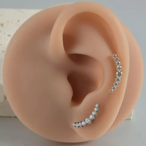 Серьга-гвоздик из титана G23 с фианитом в форме цветка 16G — пример использования