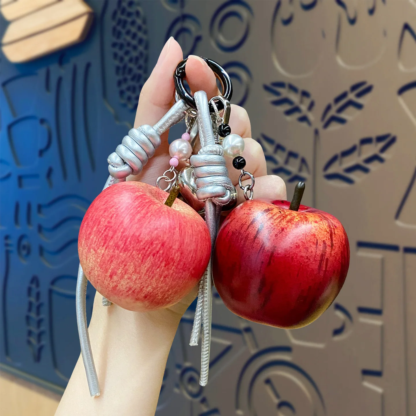 LLavero de juguete de manzana roja/verde de simulación, colgante de decoración de mochila bonita de dibujos animados, regalo creativo de Navidad, llavero de estatua de manzana