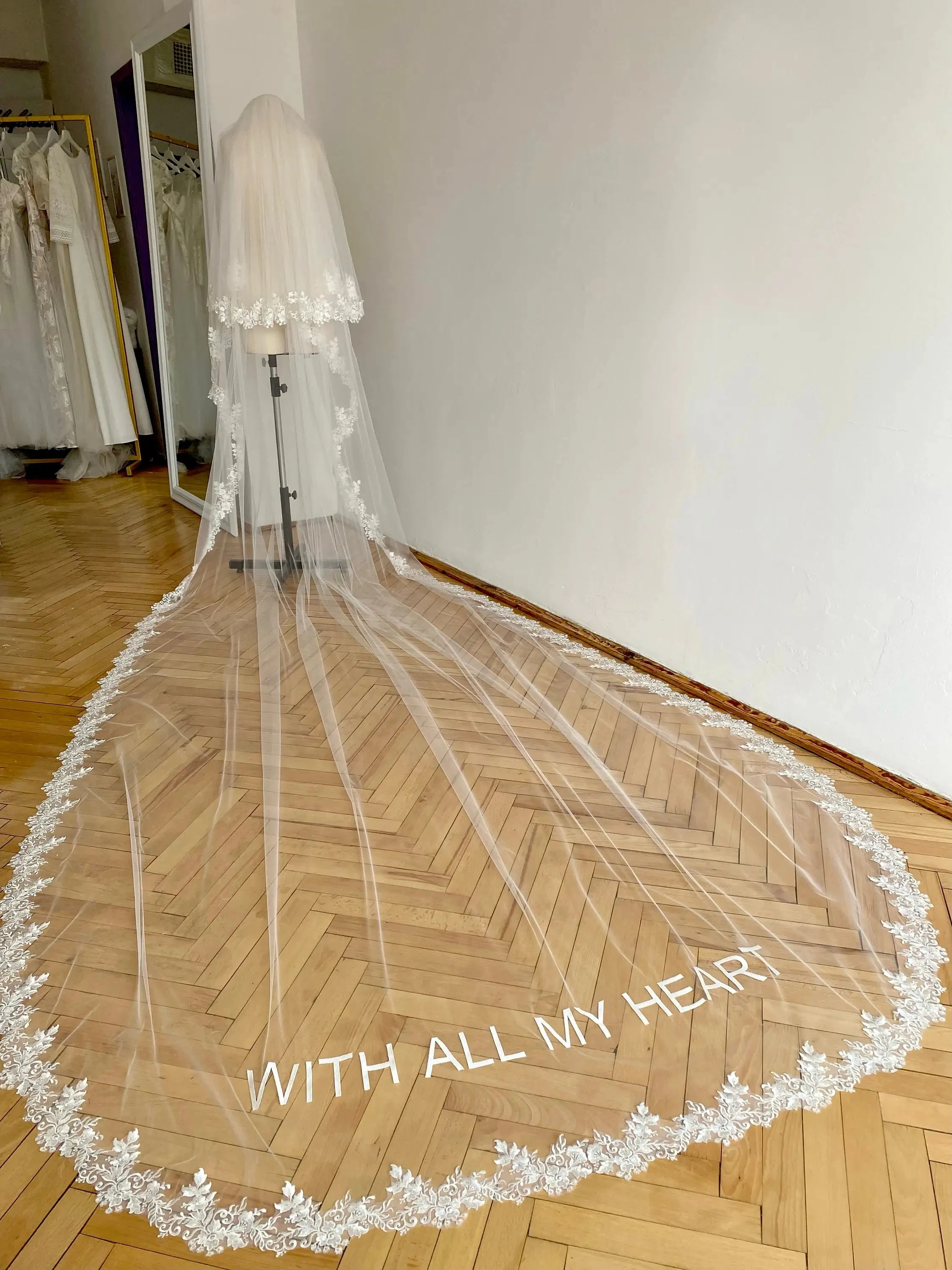 Lace edged Véu De Casamento Personalizado, Personalizado, Palavras bordadas, Catedral Longo Monograma Véu De Noiva, Branco Tulle Veil