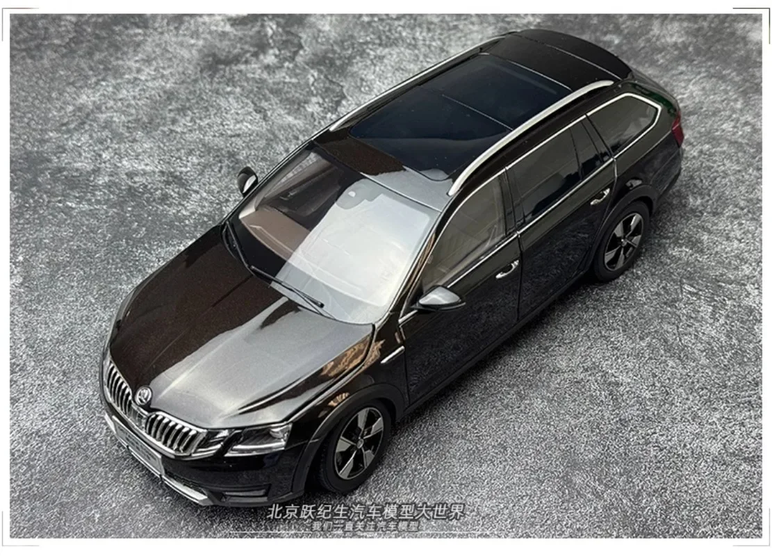 Car Model Diecast 1/18 Scale SKODA OCTAVIA Station Wagon Car Model Alloy SKODA OCTAVIA SUV Vehicle Classic Ornaments