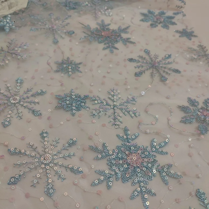 130cm de largura luz azul/rosa malha lantejoulas bordado tecido renda floco de neve contas fatia vestido tecido lantejoulas vestido material x810