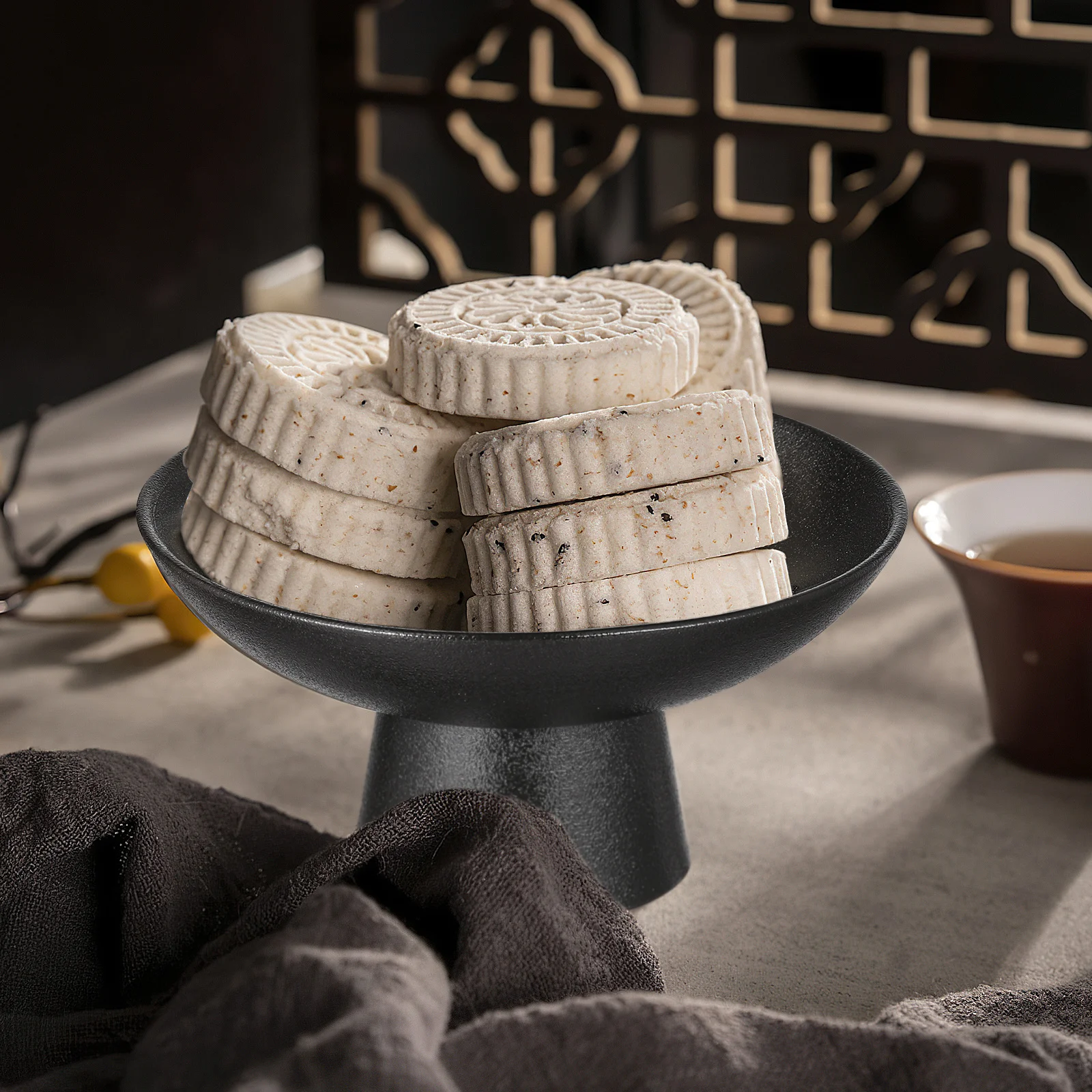 

Black Japanese-Style Ceramic Snack Dish Handmade Household Tableware Display Platter for Cupcakes Desserts Special Occasion