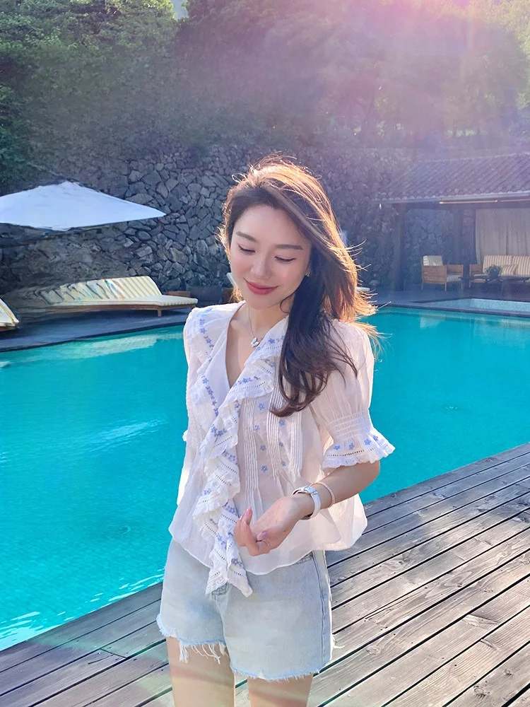 

Нежный топ ручной работы с вышивкой, цветочным узором, рукавами-фонариками, из смесового хлопка, с V-образным вырезом и оборками по низу, стандартной длины, весна-лето