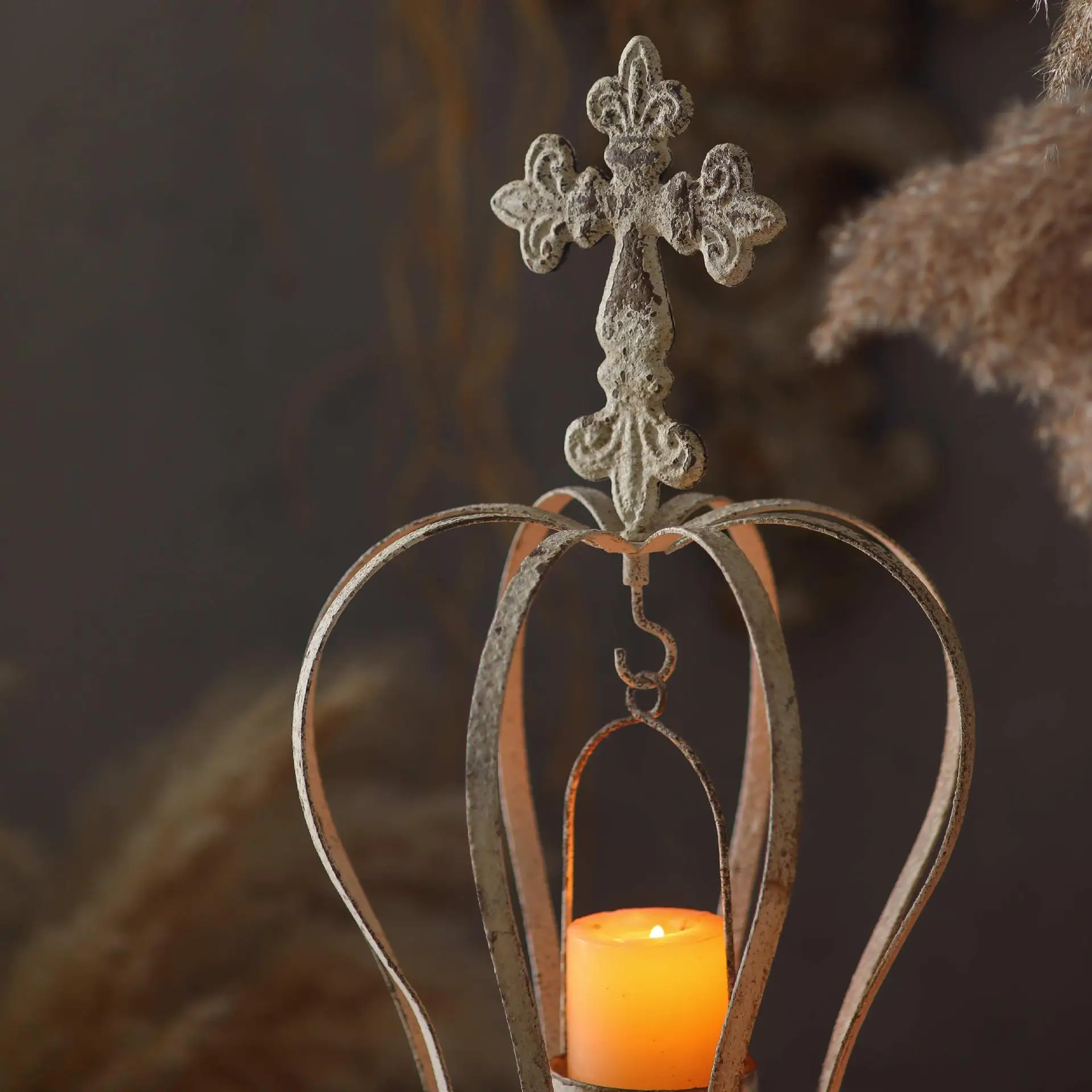 Wabi-sabi style white wrought iron carved candle holder, French vintage crown shape, homestay and hotel lighting decorative orna