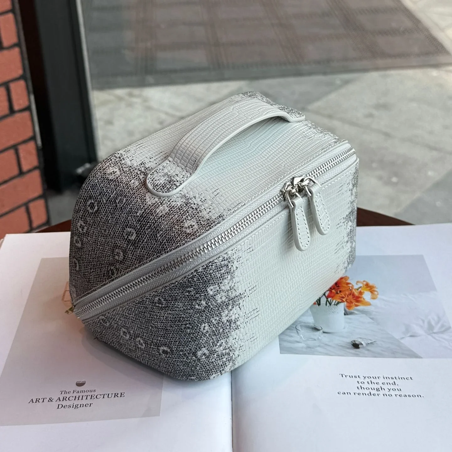 Makeup Bag Lizard Grain Cowhide Leather Case Himalayan Shade Zippered Toiletry Makeup Bag Durable Lightweight Travel Daily Lady