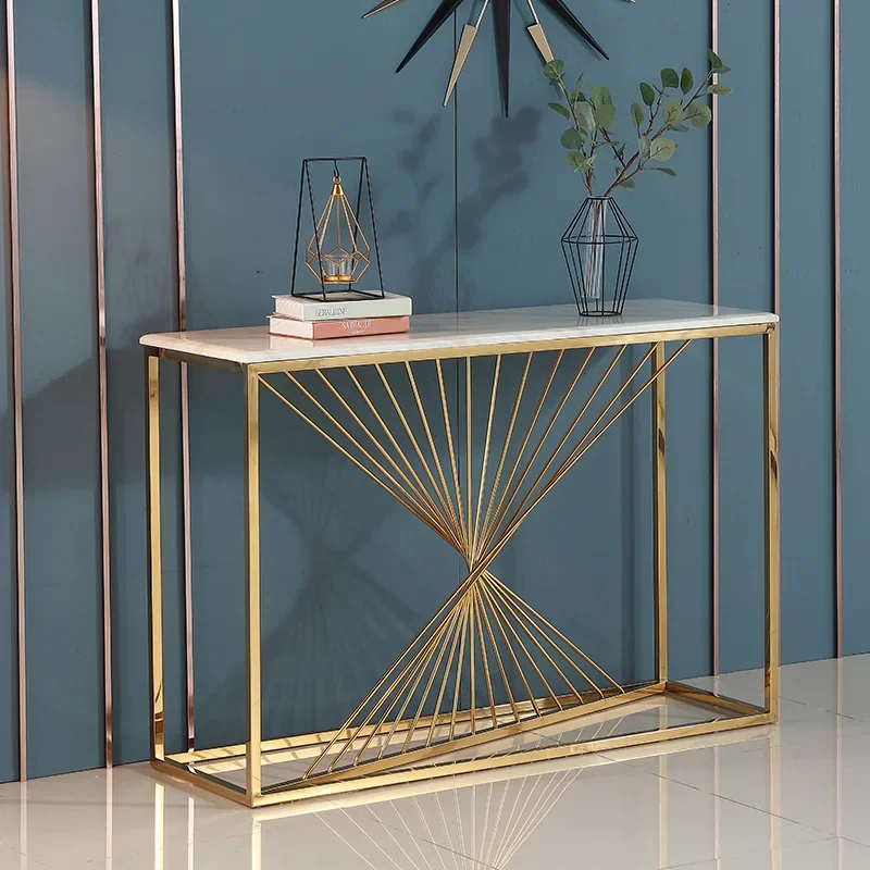 مدخل فاخر خفيف من الشمال الإيطالي، مدخل جانبي ضيق، غرفة معيشة رخامية