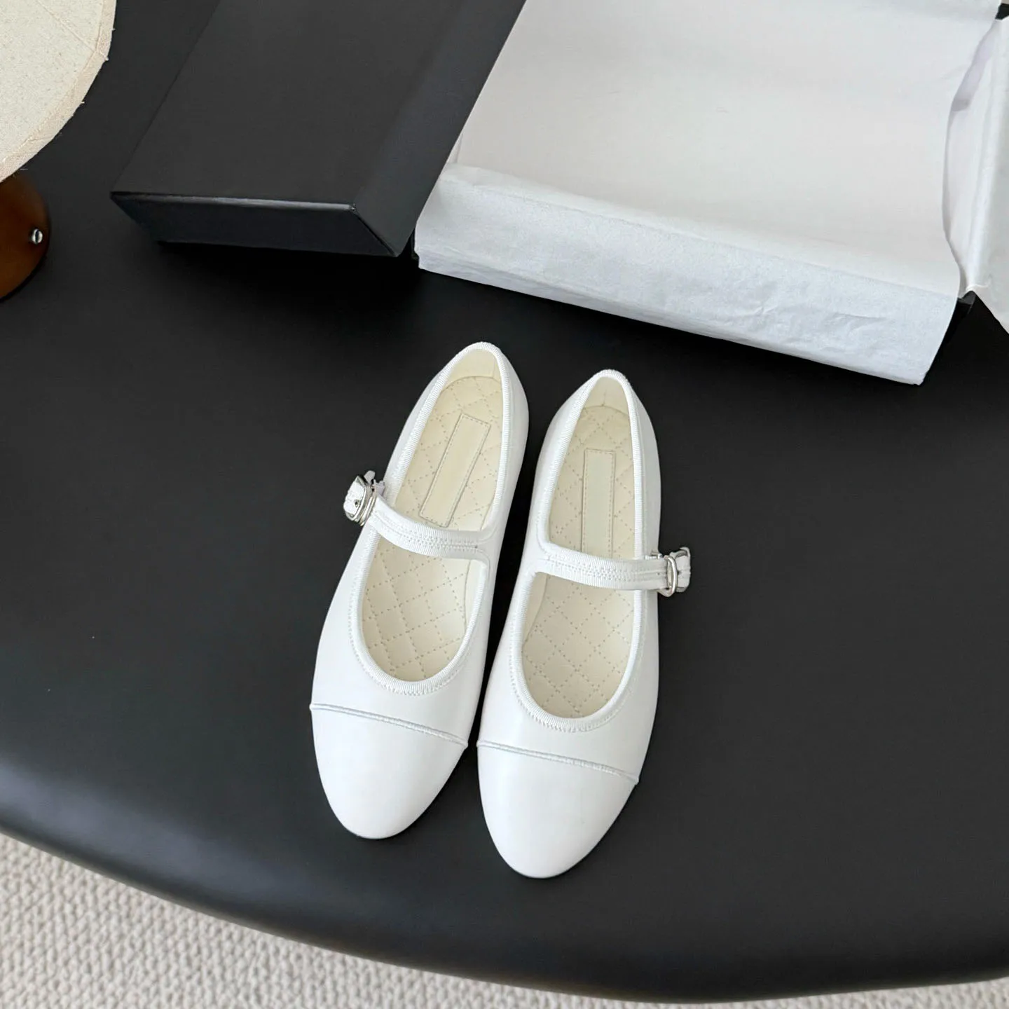 

Весенне-летние классические элегантные кожаные туфли с круглым носком, низким вырезом и плоской подошвой с пряжкой