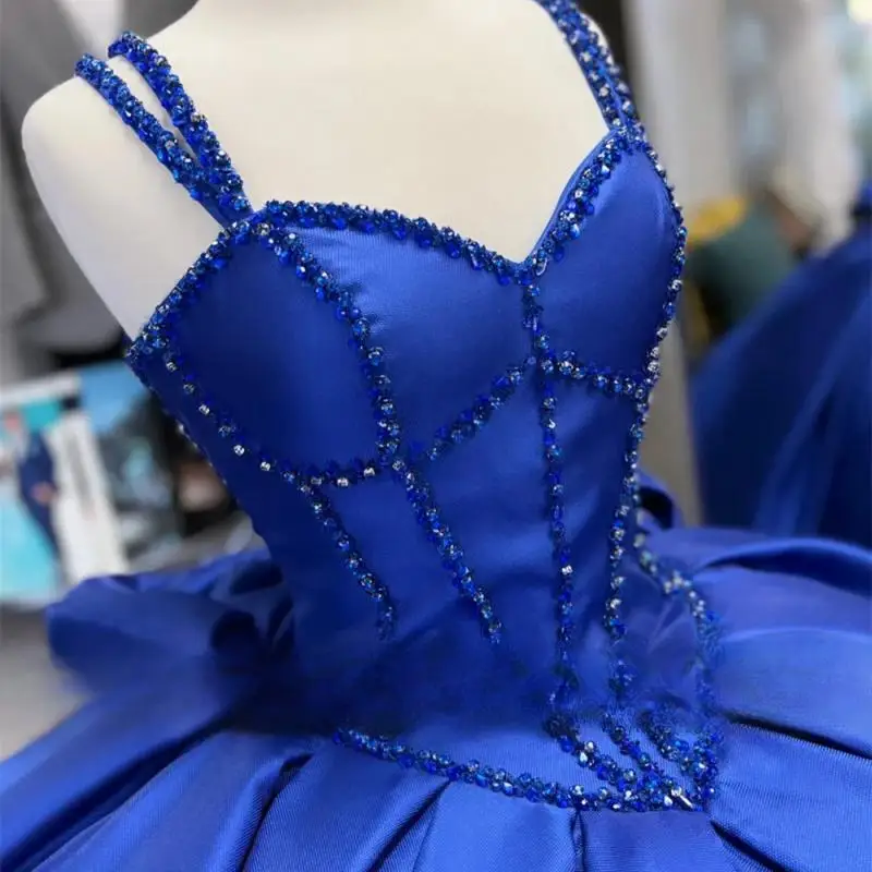 Maßgeschneidertes blaues Satin-Ballkleid für 15. Quinceanera, Spaghettiträger, Kristallperlen, Schnürung, Hofschleppe, Vestido De Graduaction