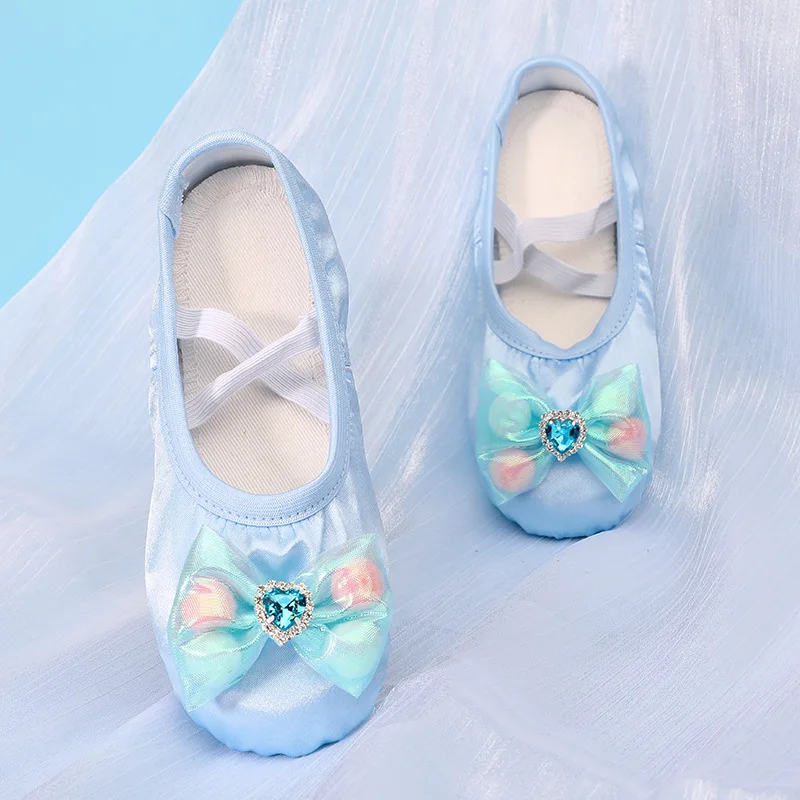 

Детские оптовые новые синие танцевальные туфли для девочек, летние, с мягкой подошвой, для занятий танцами, атласные, в стиле китайской принцессы, для самбы