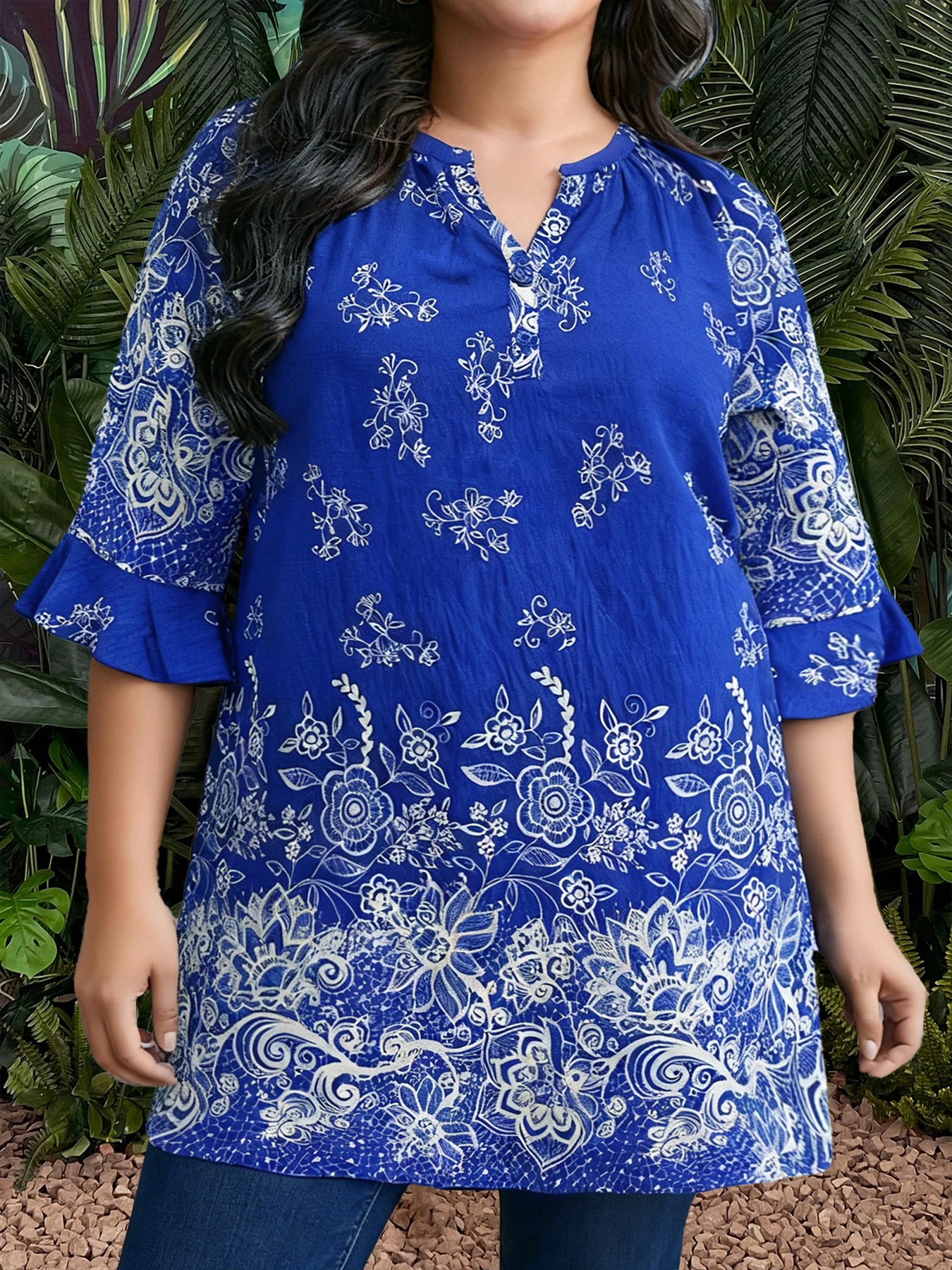 

Женский синий свободный топ с v-образным вырезом и расклешенными рукавами больших размеров с цветочным принтом