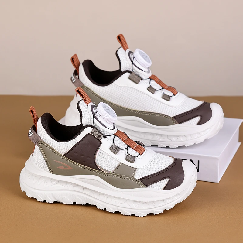 

A pair of children's sports shoes, with a lightweight and transparent upper, and a non-slip and durable soleDEH-D2616
