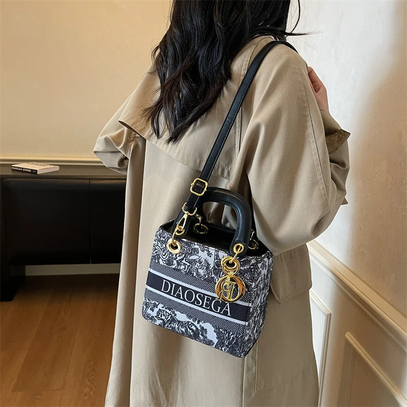 

New trendy style women's shoulder bag, elegant chain strap crossbody bag, women's handbag with designer luxury letter logo