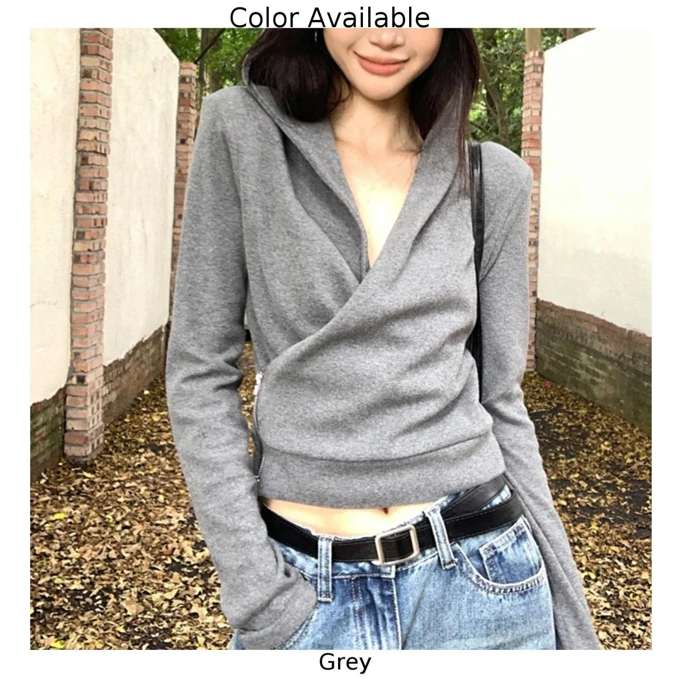 يجب أن يكون لديك بلوزة كاجوال ذات غطاء متقاطع باللون الرمادي على شكل حرف V وأكمام طويلة مثالية للزوج مع قيعانك المفضلة في موسم الخريف