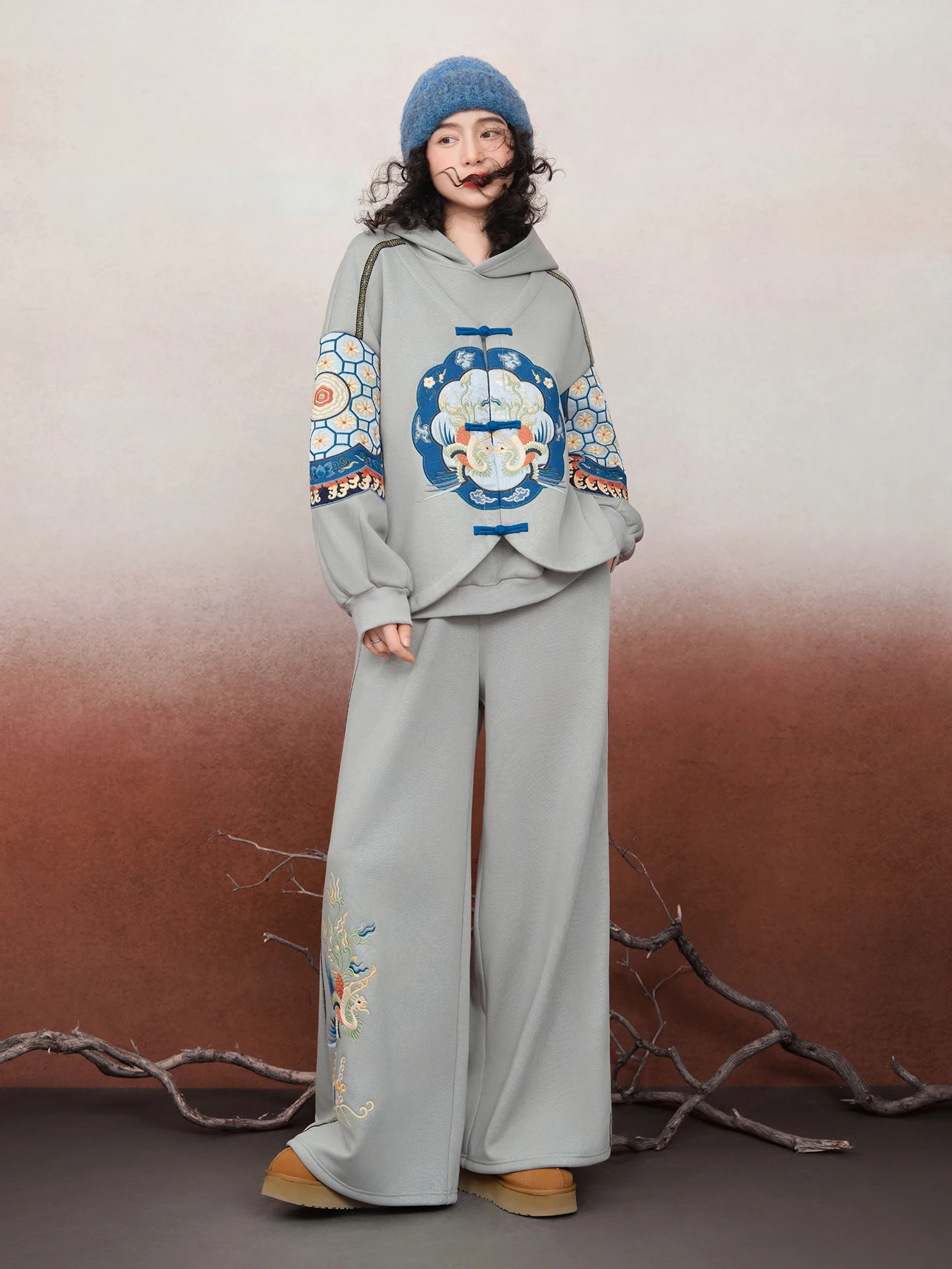 

Комплект спортивной одежды Sulo: толстовка с вышивкой и длинные брюки, красный воротник, женский повседневный удобный хлопковый костюм