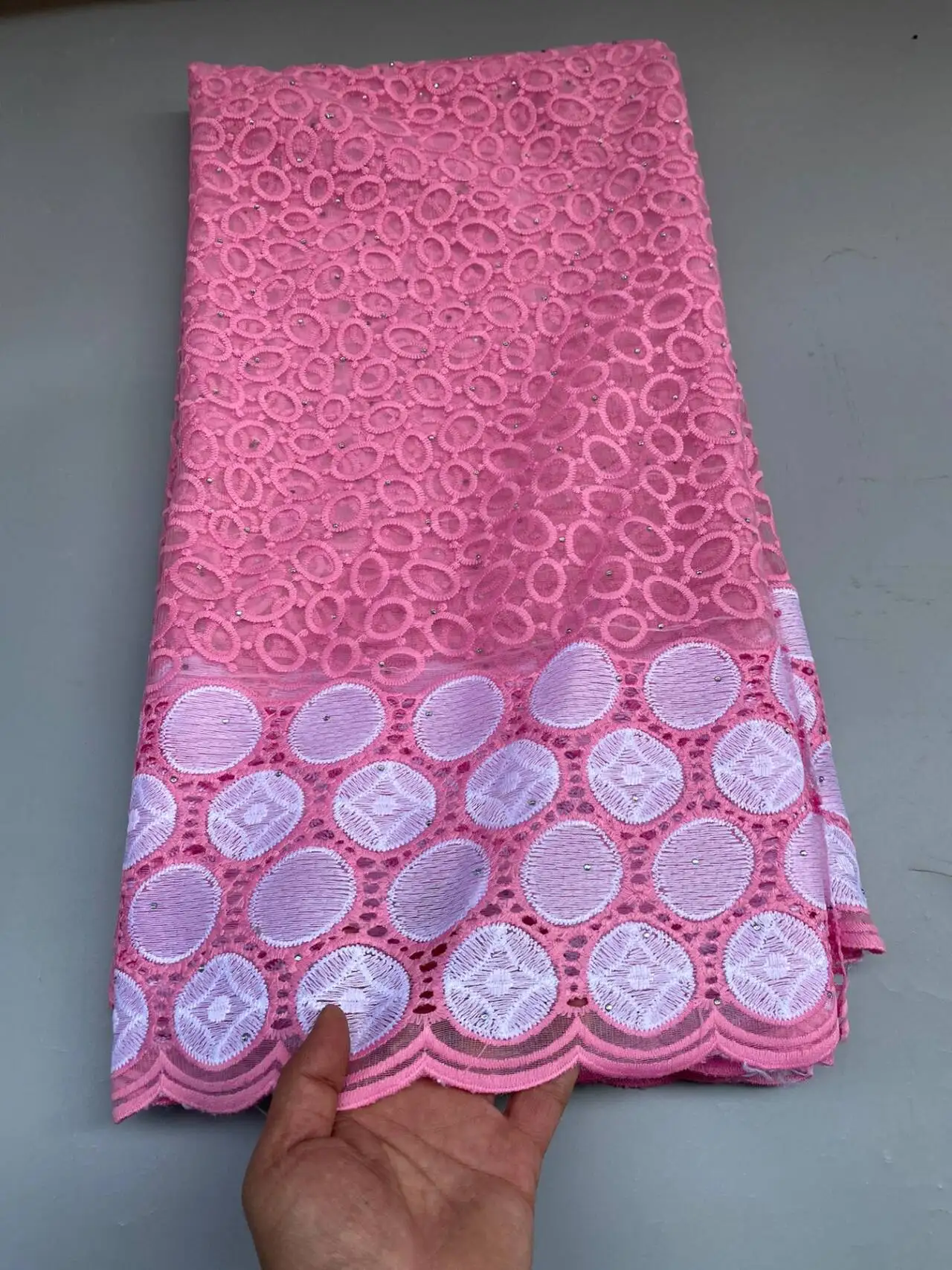 女性のためのフレンチレース生地高品質のアフリカのチュール生地黒と白5ヤード2024