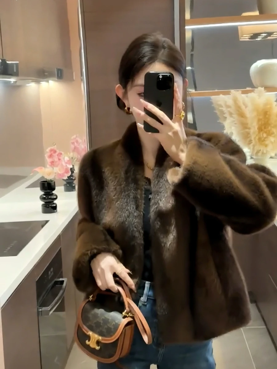 A new warm, elegant and high-end all-in-one eco-friendly fur coat imitating mink fur