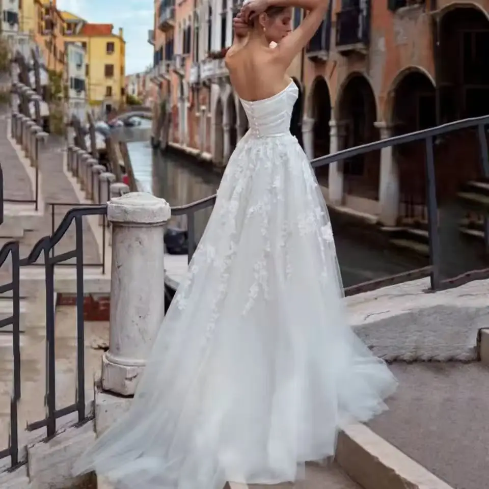 New Customized Wedding Dress Strapless A Line Tulle Bride Gowns Button Applique Sleeveless Elegant Vestidos De Novia